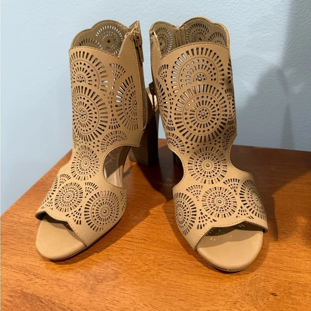 FRANCESCAS Bendetti scalloped Women's Tan Block Heel Sandals/size 6